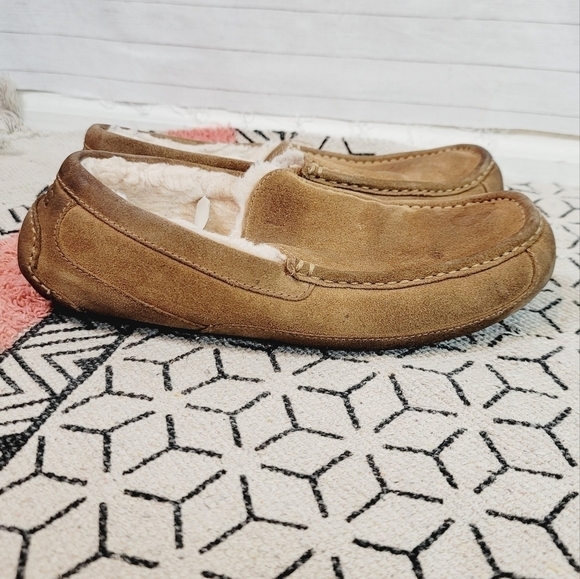 UGG Ascot Slipper in Tan, sz 11 main image 10